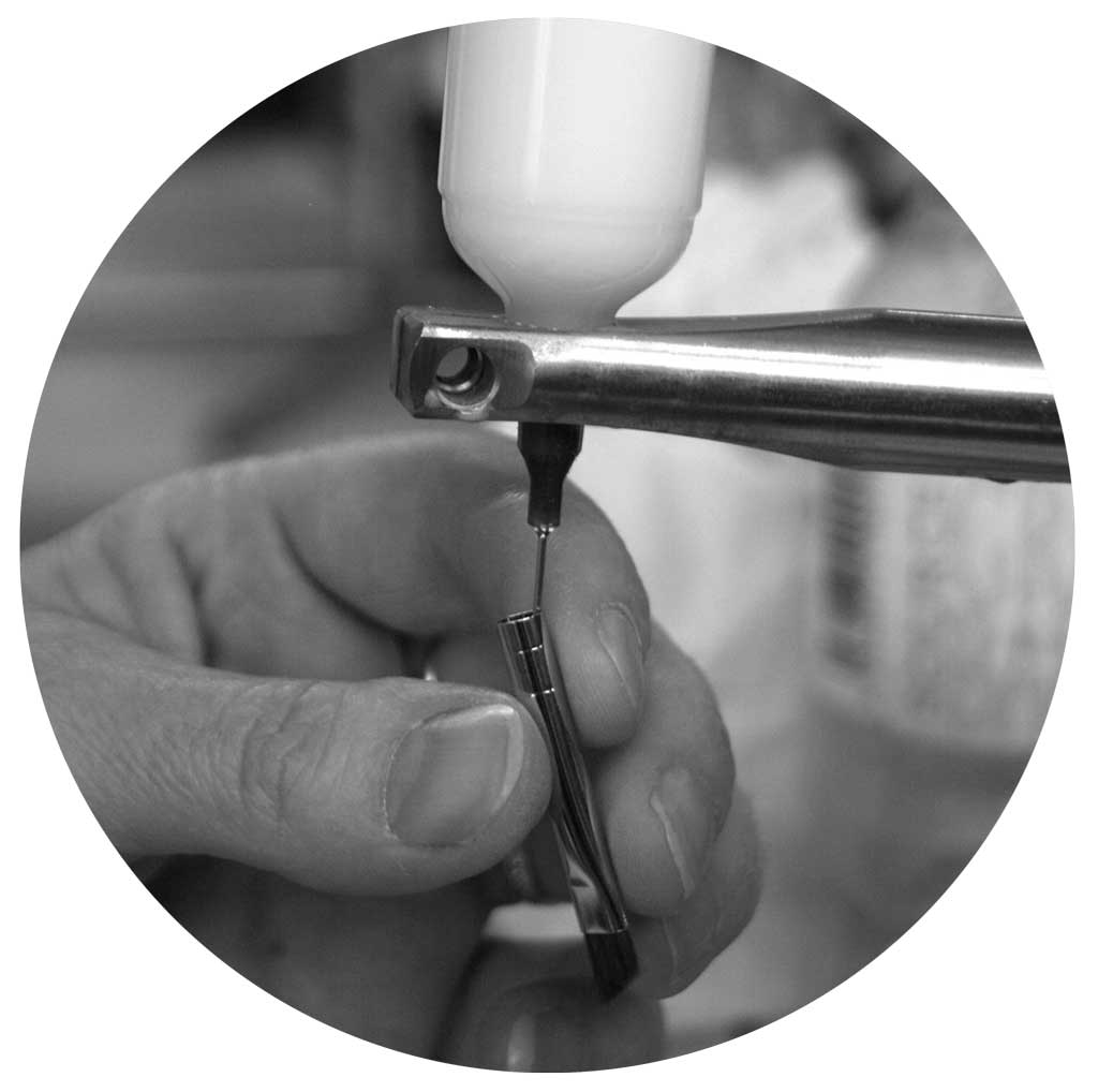 9 - Application of brass thread on wash brushes